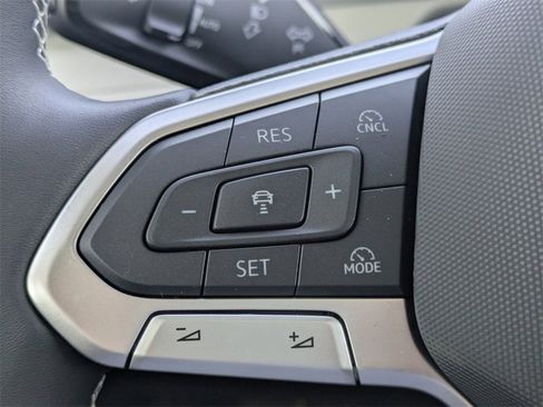 New 2025 Volkswagen Tiguan SE image 25