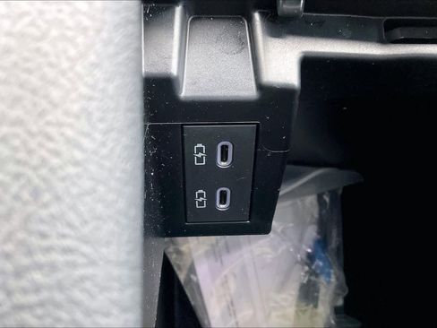 Used 2025 Toyota Sienna Platinum image 37