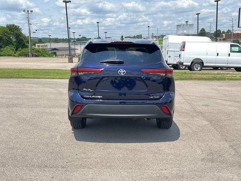 Used 2022 Toyota Highlander LE AWD/4WD image 5