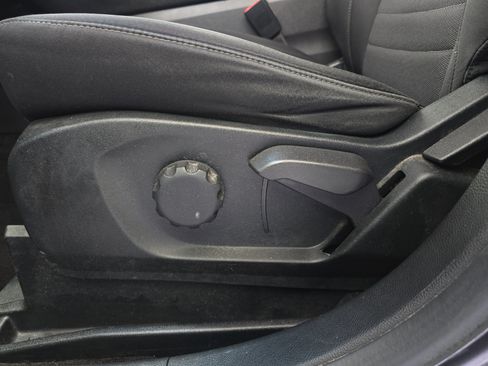 Used 2018 Ford Edge SE FWD image 17