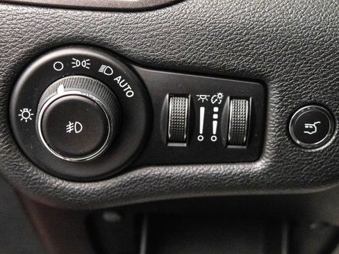 Used 2019 Jeep Cherokee Trailhawk image 18