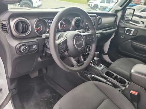 Used 2023 Jeep Gladiator Sport AWD/4WD image 15