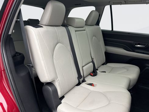 Used 2024 Toyota Grand Highlander AWD image 17