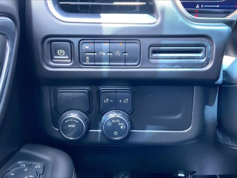 Used 2024 Chevrolet Suburban Premier RWD image 33