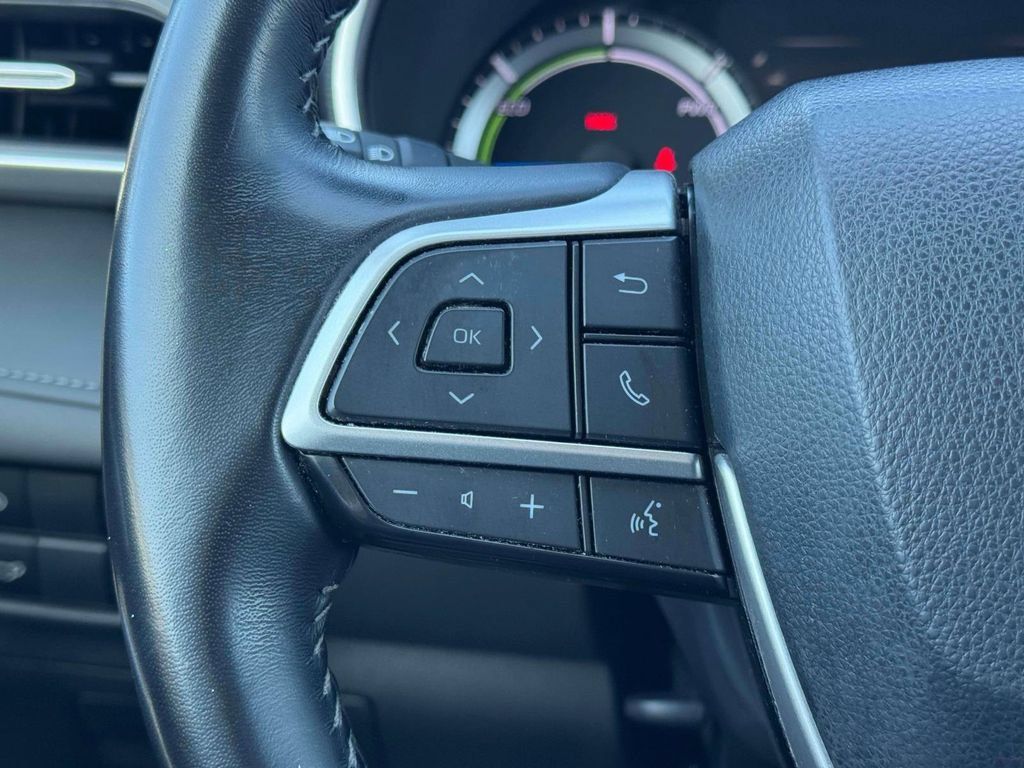 Used 2023 Toyota Highlander XLE AWD/4WD image 24