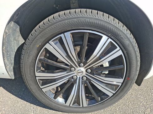 Certified 2022 Volvo XC60 B5 Inscription w/ Climate Package image 8