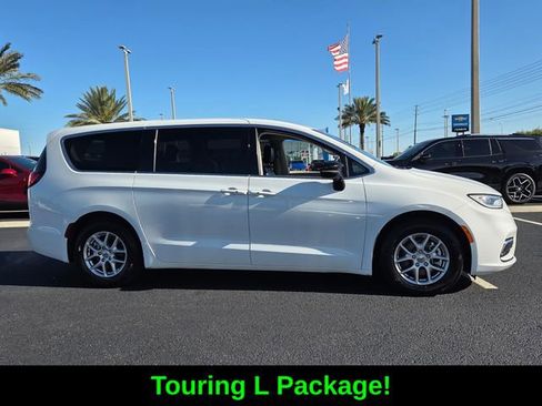 Used 2024 Chrysler Pacifica Touring-L FWD image 8