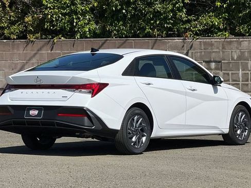 New 2026 Hyundai Elantra Hybrid FWD image 6