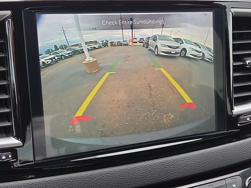 Used 2025 Chrysler Pacifica Select FWD image 16