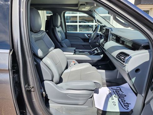 Used 2018 Lincoln Navigator L Reserve w/ Technology Package image 10