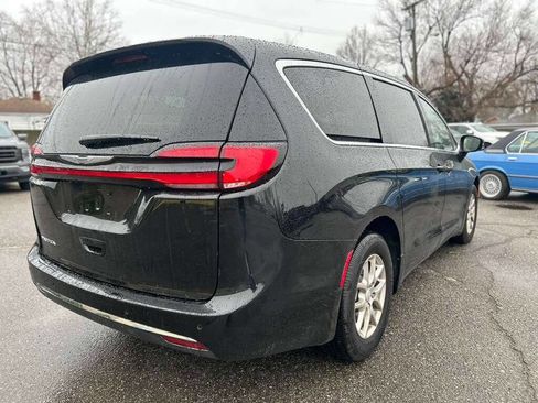 Used 2026 Chrysler Pacifica Select image 5