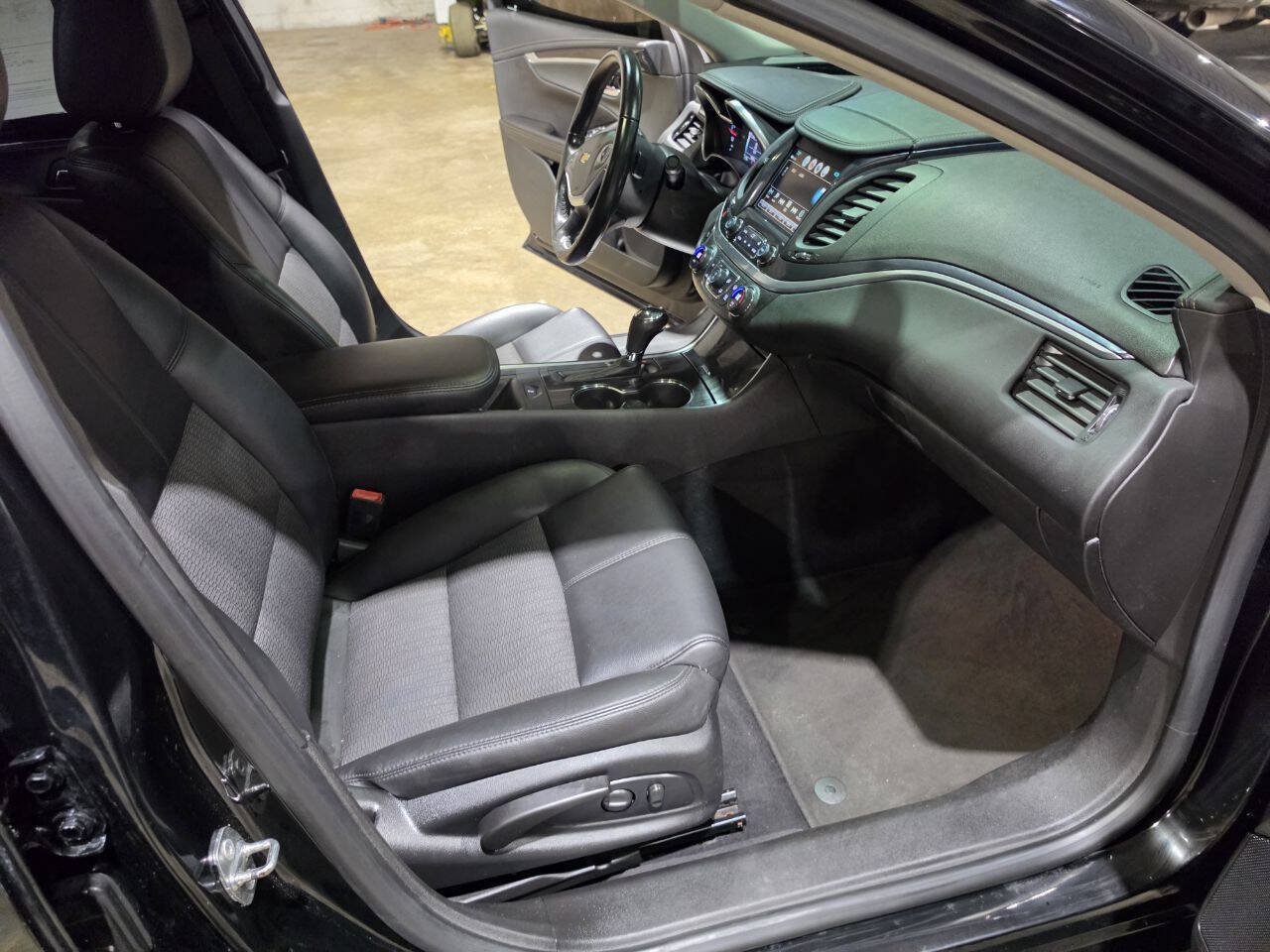 Used 2019 Chevrolet Impala LT FWD image 30