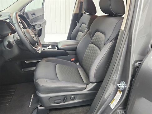 Used 2024 Nissan Pathfinder SV image 19