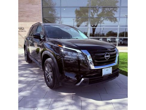 Used 2025 Nissan Pathfinder SV FWD image 4
