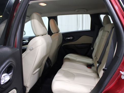 Used 2015 Jeep Cherokee Latitude AWD/4WD image 16