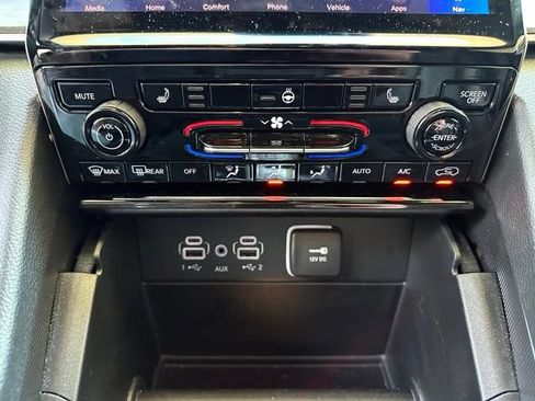 Used 2025 Jeep Grand Cherokee Limited RWD image 21