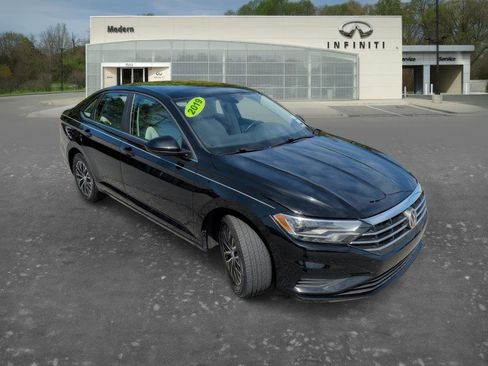 Used 2019 Volkswagen Jetta SE w/ Cold Weather Package FWD image 2