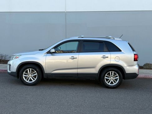 Used 2014 Kia Sorento LX image 3