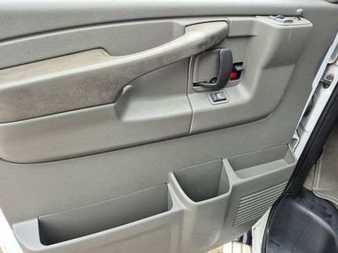 Used 2006 Chevrolet Express 3500 Passenger w/ LT Preferred Equipment Group RWD image 13