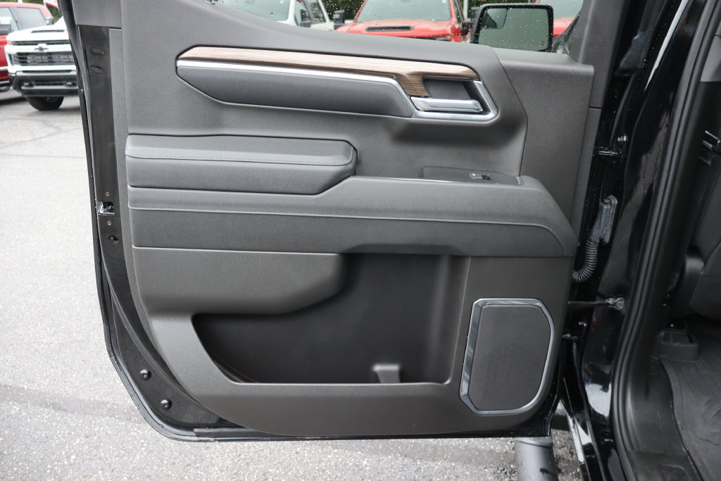 Used 2025 Chevrolet Silverado 1500 LT Trail Boss w/ Dark Appearance Package AWD/4WD image 23
