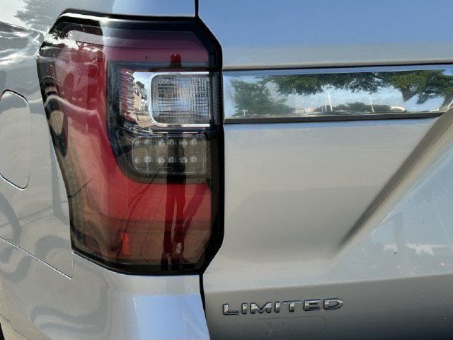 Used 2019 Ford Expedition Limited w/ Equipment Group 301A RWD image 2