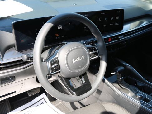 Used 2024 Kia Sorento LX image 16