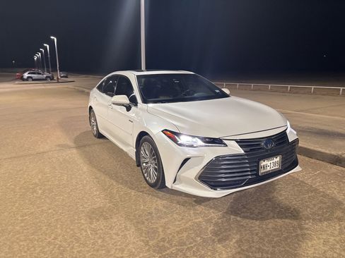 Used 2019 Toyota Avalon Limited image 6