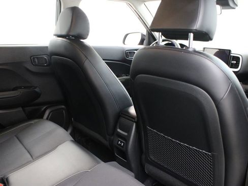 Used 2025 Hyundai Venue Limited FWD image 20