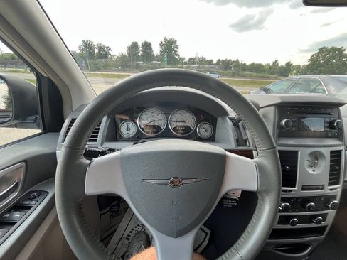 Used 2010 Chrysler Town & Country Touring FWD image 15