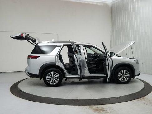 Used 2025 Nissan Pathfinder SL AWD/4WD image 16