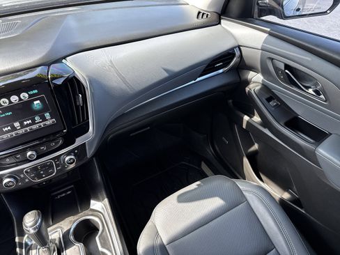 Used 2018 Chevrolet Traverse Premier w/ Driver Confidence II Package FWD image 17