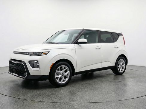Used 2025 Kia Soul LX w/ LX Technology Package image 3