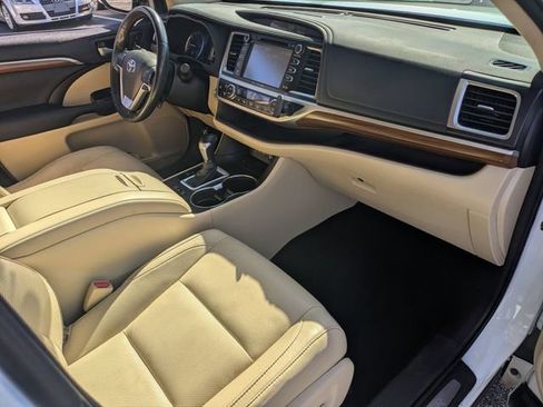Used 2017 Toyota Highlander Limited image 28