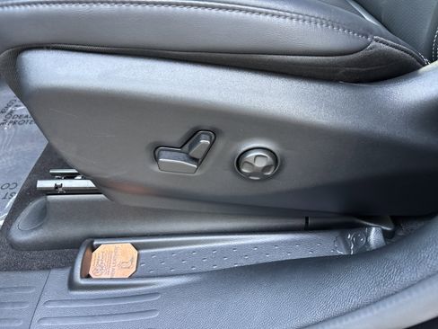 Used 2025 Chrysler Pacifica Select FWD image 6