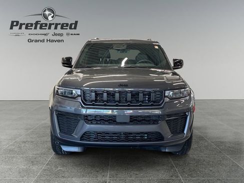 Used 2026 Jeep Grand Cherokee Laredo image 11