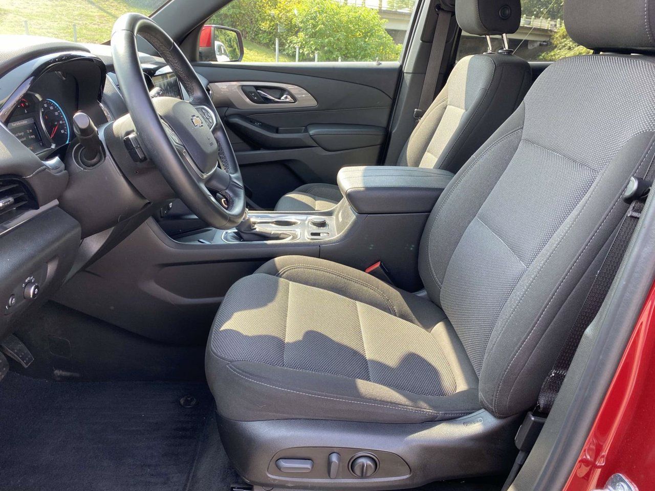 Used 2023 Chevrolet Traverse LT FWD image 14