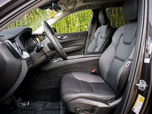 Used 2025 Volvo XC60 B5 Plus image 17