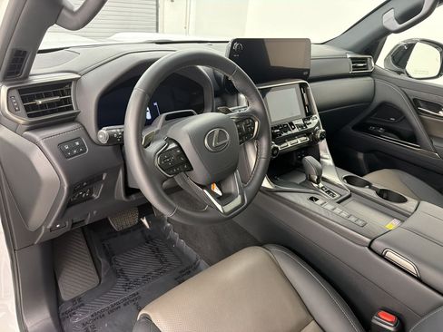 Certified 2025 Lexus LX 700h Overtrail AWD/4WD image 4
