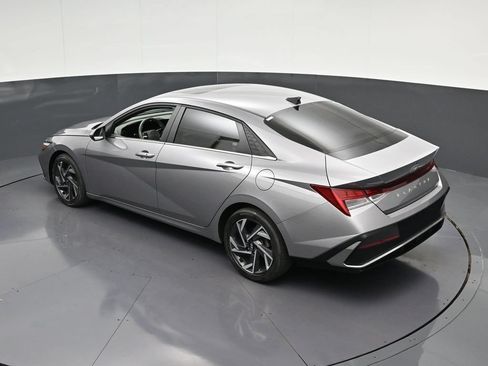 Used 2025 Hyundai Elantra SEL FWD image 9
