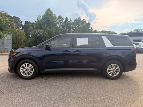 Used 2023 Kia Carnival LX FWD image 2