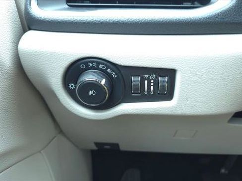 Certified 2022 Chrysler Pacifica Limited FWD image 35