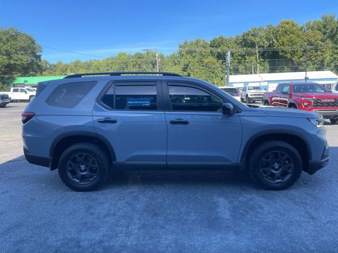 Used 2025 Honda Pilot TrailSport image 2