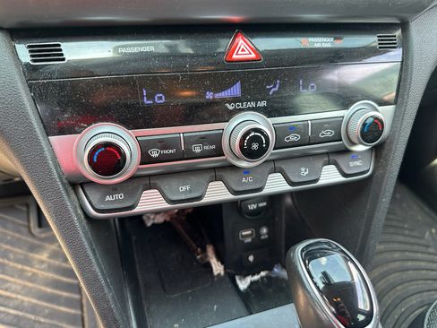 Used 2020 Hyundai Elantra Limited w/ Winter Weather Package FWD image 27