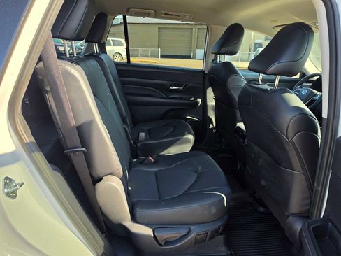 Used 2024 Toyota Grand Highlander AWD image 12