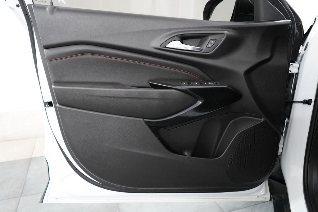 Used 2025 Chevrolet Trax RS w/ Driver Confidence Package FWD image 14