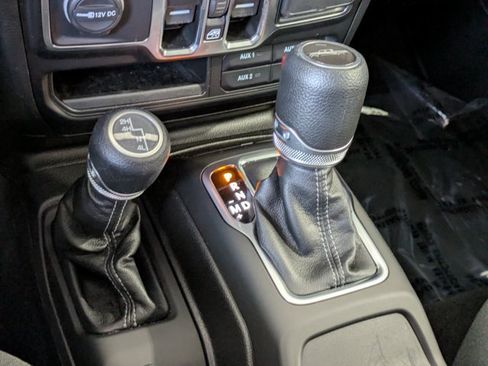 Used 2025 Jeep Gladiator Sport AWD/4WD image 11