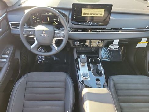 New 2026 Mitsubishi Outlander SE image 17