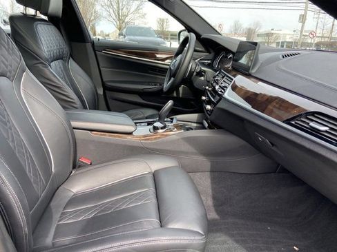 Used 2018 BMW M550i xDrive image 25