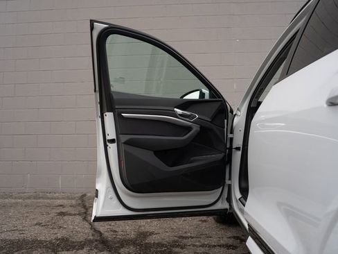 Used 2022 Audi e-tron Premium w/ Convenience Plus Package image 15