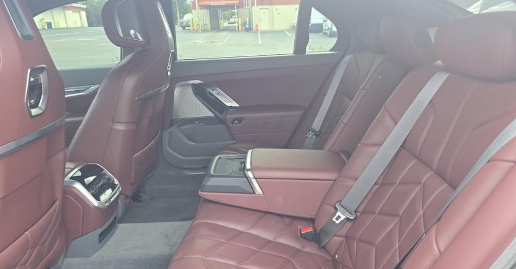 Used 2023 BMW 740i w/ Executive Package RWD image 6